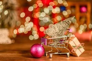 carro de compras con regalos y regalos de Navidad. compras de Navidad foto