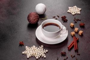 una taza de café fuerte en la mesa navideña