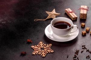 una taza de café fuerte en la mesa navideña foto