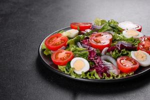 Ensalada vegetariana deliciosa fresca de verduras picadas en un plato foto