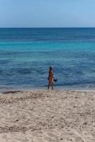 La gente en la playa de Migjorn en Formentera en España en tiempos del Covid 19