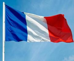 Bandera francesa de Francia sobre el cielo azul foto