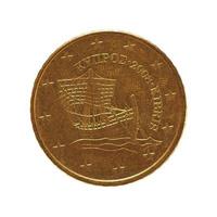 Moneda de 50 centavos, unión europea, chipre aislado sobre blanco