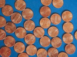 monedas de un centavo de dólar, estados unidos sobre azul foto