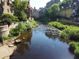 Agua del río Leith en Dean Village en Edimburgo foto