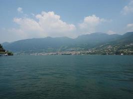 vista del lago iseo foto