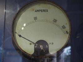 amperímetro para medir la corriente eléctrica foto