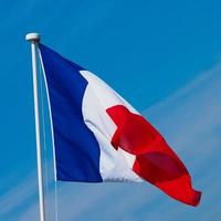 Bandera francesa de Francia sobre el cielo azul foto