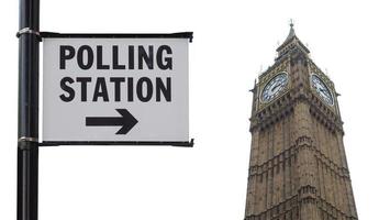 Signo de la estación de votación en Londres foto