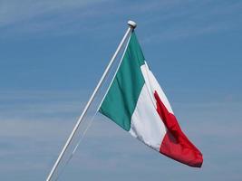 Bandera italiana de Italia sobre el cielo azul foto