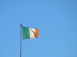 Bandera irlandesa de Irlanda sobre el cielo azul