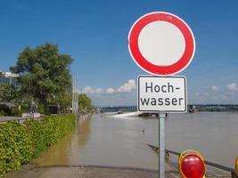 Inundación del río Rin en Mainz, Alemania foto