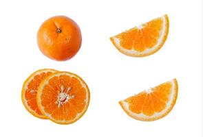 naranjas frescas aisladas sobre un fondo blanco