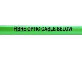 Signo de cable de fibra óptica aislado sobre blanco