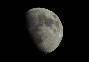 Luna gibosa vista con telescopio