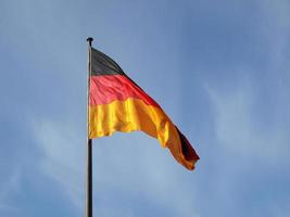 bandera alemana sobre el cielo azul foto