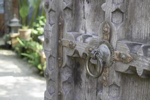 Antigua puerta de madera abierta con patrón tallado foto
