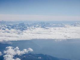 vista aérea de las montañas de los alpes foto