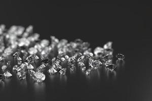 Grupo de diamantes colocado sobre fondo negro con renderizado 3d de enfoque suave foto