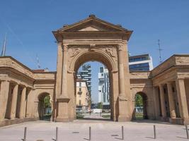 porta nuova en milán foto