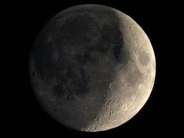 creciente luna creciente vista con telescopio foto