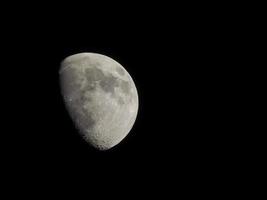 Luna gibosa vista con telescopio foto