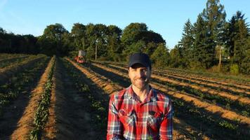 agriculteur tenant une petite plante dans les mains video