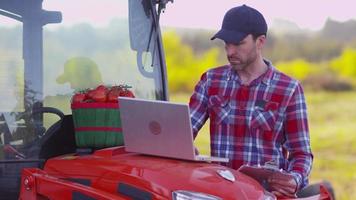 agricoltore che utilizza computer portatile video