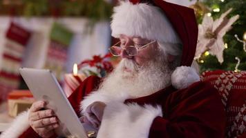 Weihnachtsmann mit digitalem Tablet video