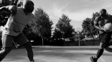 geblokkeerd schot, één op één straatbasketbal video