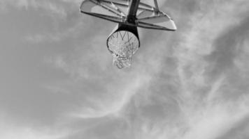 basket-ball de rue en tête-à-tête video