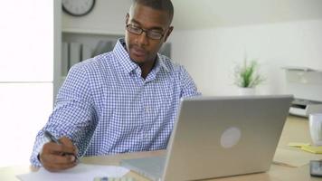 Geschäftsmann, der am Computer im Büro arbeitet video