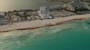 vista aérea de hotéis e praia em cancun, méxico video