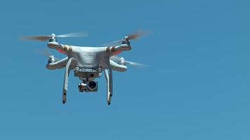 drone volant contre le ciel bleu au ralenti video
