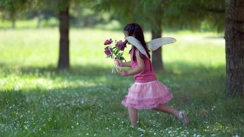 ragazza in costume da principessa delle fate che corre, sparata su un flex fantasma 4k video