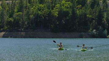 coppia in kayak nel lago video