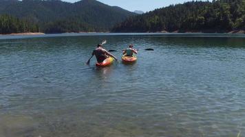 coppia in kayak sul lago video