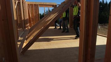 grupo de trabalhadores da construção em pé na parede video