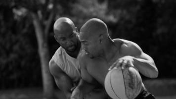 basket-ball de rue en tête-à-tête video