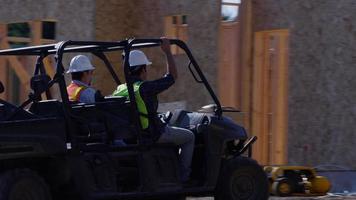 grupo de trabalhadores da construção olha os planos video