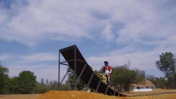 piloto de motocross yendo de gran salto, cámara lenta, tiro 4k en rojo épico video