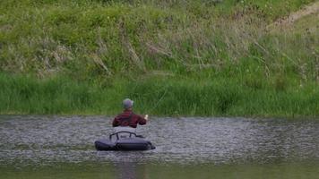 Zeitlupenaufnahme eines Mannes beim Fliegenfischen video