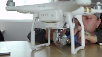 homme au bureau travaillant avec un drone video