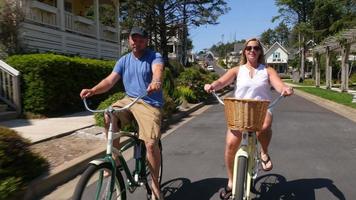 pareja, andar en bicicleta, juntos, en, costero, vacaciones, comunidad video