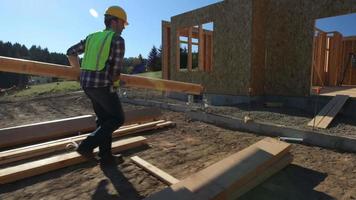 trabajadores de la construcción que trabajan en el sitio de trabajo video