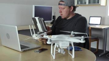 hombre en la oficina programando drone video