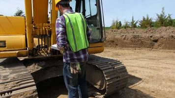 trabajador inspeccionando equipos de excavación