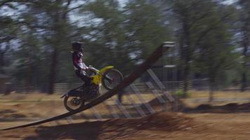 piloto de motocross yendo de gran salto, cámara lenta, tiro 4k en rojo épico video