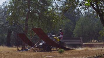 piloto de motocross dando um grande salto, câmera lenta, tiro 4k no épico vermelho video