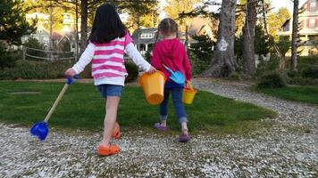 deux filles marchent sur le chemin et sur le pont video